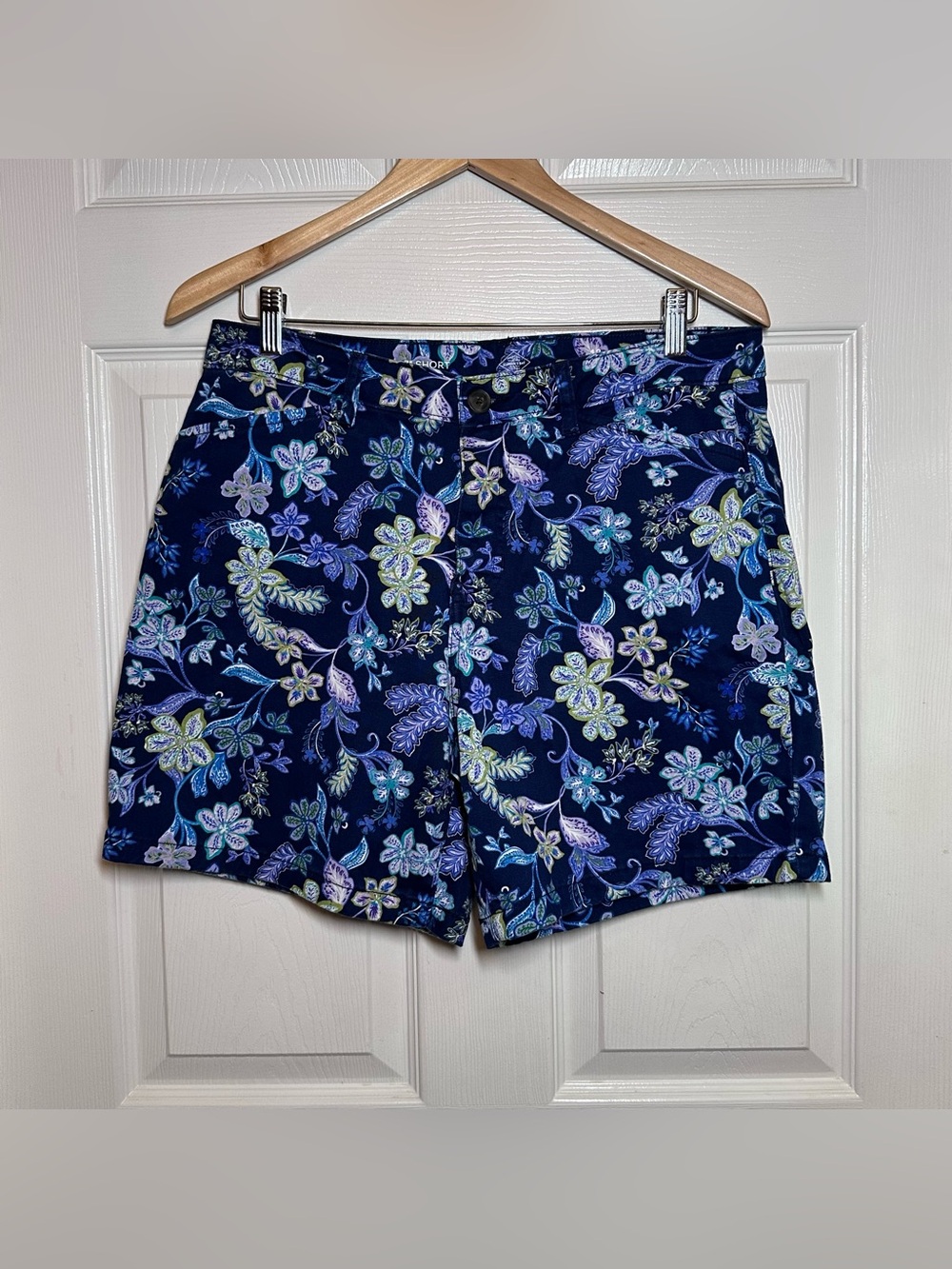 St. John's Bay Women's High Rise Blue Floral Chino Shorts Size 12 Vacation